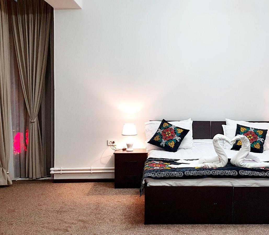 Ocean Hotel Osh Bagian luar foto